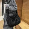 Сумка через плечо с молнией и декоративным брелоком