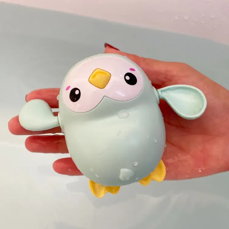 Игрушка для ванны пингвин-яйцо с распылителем воды