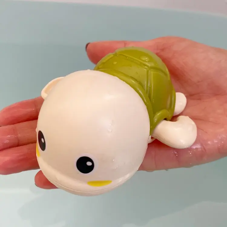 Игрушка для ванны пингвин-яйцо с распылителем воды