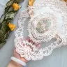 Кружевная подставка для столовых приборов с вышивкой